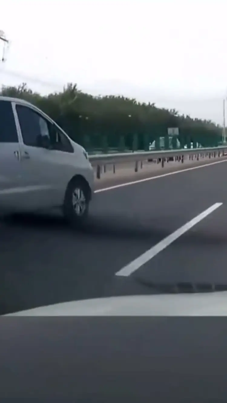 The car tire suddenly explodes? What should be done?